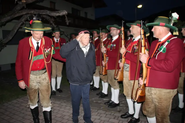 Stramm schritt Karl Lang seine Ehrenkompanie ab, die ihn mit einer tollen Ehrensalve hoch leben ließ. 