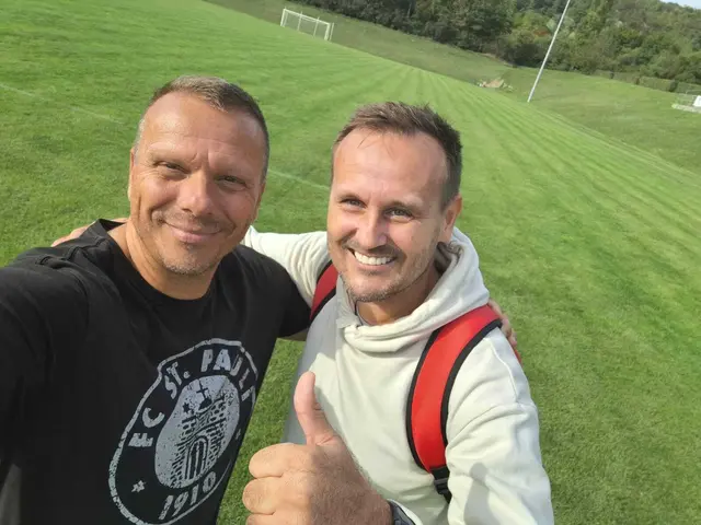 Der SV Hundsheim (hier Martin Matzinger im Archivfoto mit Tomas Takac) durfte sich über einen gelungen Saisonauftakt freuen. | Foto: Matzinger