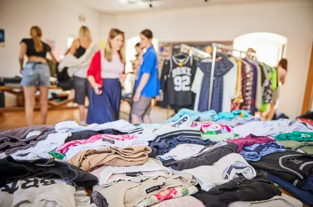 Fairer Kleidertausch ohne Kaufzwang am Kriemhildplatz