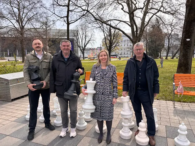 Vizebürgermeisterin Karin Leitner (SPÖ) und Ulrich Püschel, Direktor Gesundheit und Sport (li.) mit zwei Vertretern der Linzer Schach-Community.    | Foto: Stadt Linz