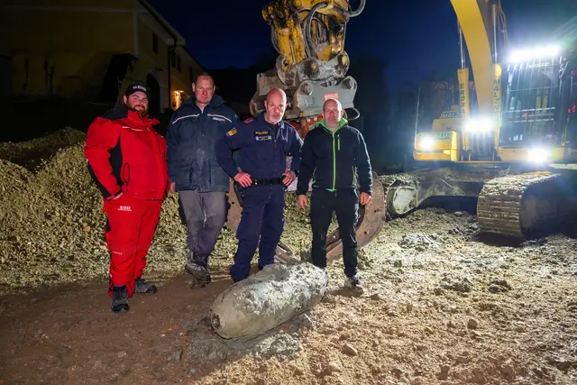 Spezialisten des Entminungsdienstes übernahmen die Entschärfung der Bombe. | Foto: Fotokerschi