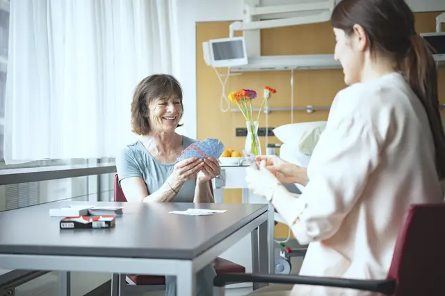 Beim Projekt Klinikbrücke engagieren sich derzeit 85 Ehrenamtliche, davon 31 am Standort Hall. Sie unterstützen Patientinnen und Patienten sowie Klientinnen und Klienten durch Gespräche, Orientierungshilfe und Begleitung im Alltag.  | Foto: Berger