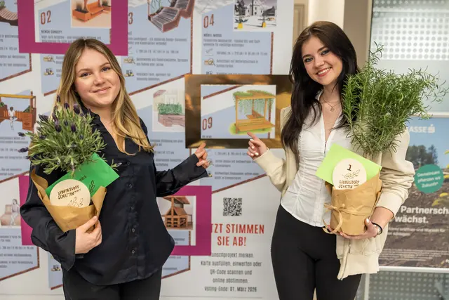 Lara Eibler &amp; Eleanore Berger zeigen stolz ihr Siegerprojekt, das nun von der Landjugend Leobersdorf gebaut wird. | Foto: Husar