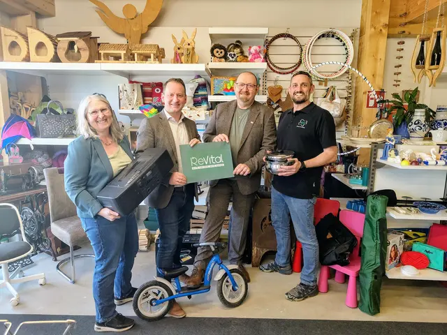 Neuer SBS-ReVital-Shop in Purgstall an der Erlauf: Marion Pitzl (Geschäftsführerin S|B|S Social Business Service GmbH), Bürgermeister Harald Riemer (Obmann GVU Scheibbs), Werner Pitzl (Geschäftsführer S|B|S Social Business Service GmbH) und Thomas Prenner (Geschäftsführer GVU Scheibbs) | Foto: GVU Scheibbs