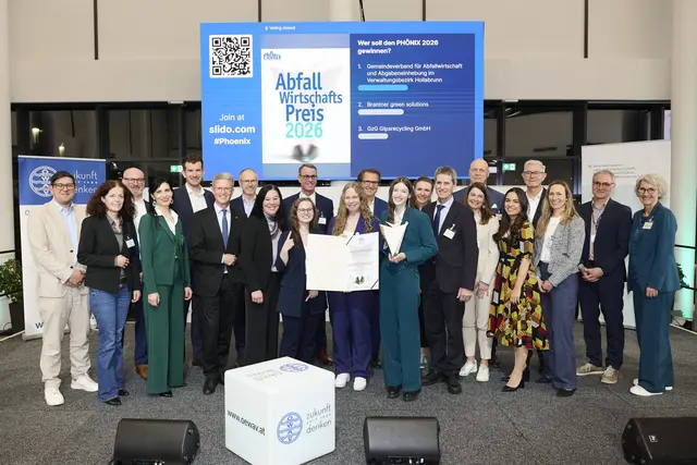 Die Gewinnerinnen des „Phönix“ 2026 (Mitte, v.r.n.l. Julia Kiraly, Franziska Halbwidl, Lisa Hochstöger, Conny Lachmann, Laura Puralka (abwesend)) mit ÖWAV Präsident Martin Niederhuber (vierter v.l.) und SC Christian Holzer (sechster v.r.)  | Foto: ÖWAV/APA-Fotoservice/Hörmandinger