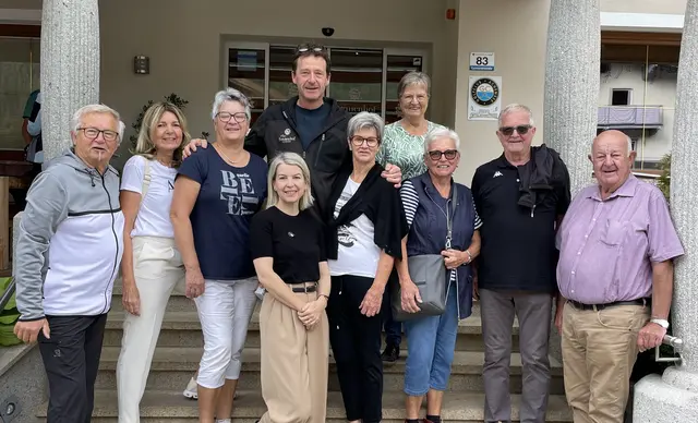 Die Teilnehmerinnen und Teilnehmer der letzten Wagnerberg-Wanderwoche 2025 in Pertisau am Achensee im Tourismusland Tirol. Am Bild die Wandergruppe mit den Sonnenhof-Hotelbesitzern Daniela und Michael Huber. | Foto: Bruno Lumetsberger