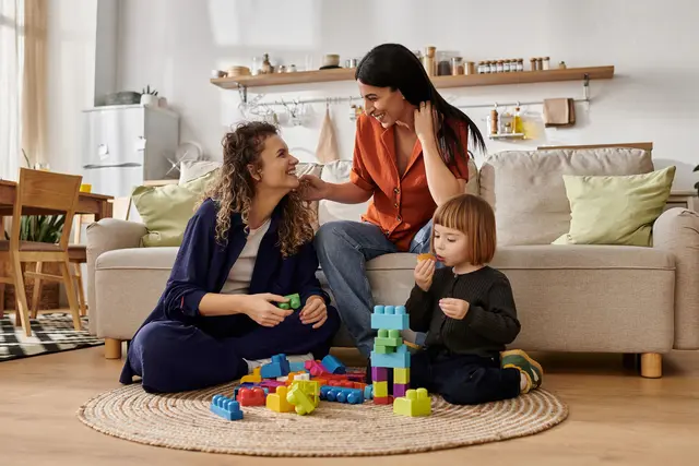 Vorbilder gibt es bereits in Wien, wie das JUNO-Wohnprojekt. Dort werden leistbare Wohnungen mit Gemeinschaftsräumen und familienfreundlicher Infrastruktur kombiniert. | Foto: HayDmitriy/smarterpix