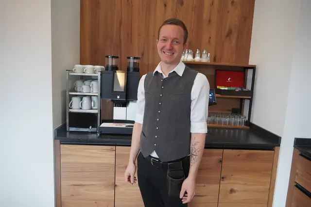 Die freundlichen Mitarbeiter rund um Christopher Schatzer kümmern sich um die Gäste. | Foto: Emanuel Hasenauer