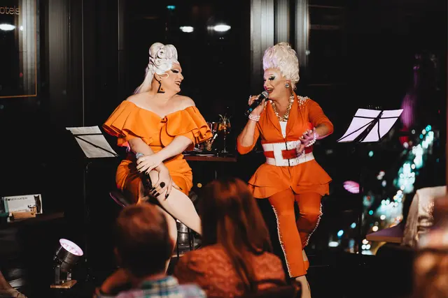 Die beiden Dragqueens Gigi La Pajette (rechts im Bild) und Grazia Patricia beim "G &amp; G"-Event hoch über den Dächern Salzburgs.  | Foto: Georg Kritsch
