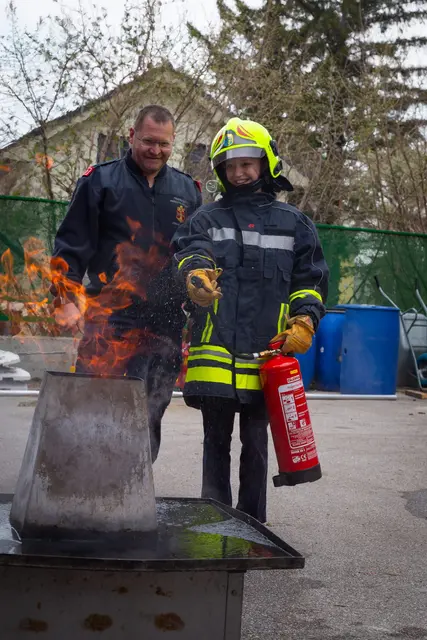 Auch das Kennenlernen der Geräte ist wichtiger Bestandteil bei der Feuerwehrjugend. | Foto: Pressestelle BFK Mödling / Mathias Seyfert