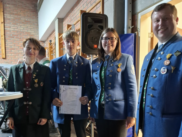 Melanie Tiller, Juliane Hofbauer, und Thomas Herzan übergeben die Auszeichnungen. | Foto: Privat