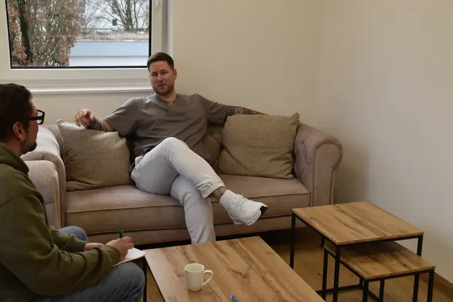 Arzt Lukas Crepaz (r.) gibt Redaktiosleiter Roland Mayr als Betreiber der Zahngesundheit Oberndorf Auskunft zum Thema Zahnmedizin. | Foto: Leni Fischer/Zahngesundheit Oberndorf