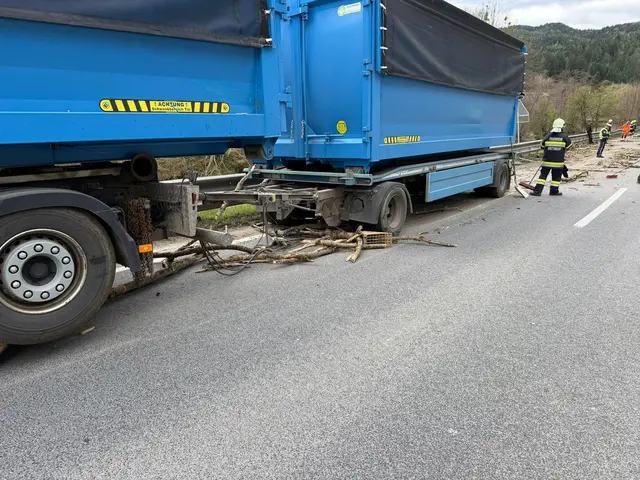 Die beiden betroffenen Lkw mussten von einem Abschleppunternehmen geborgen werden. | Foto: FF Krems