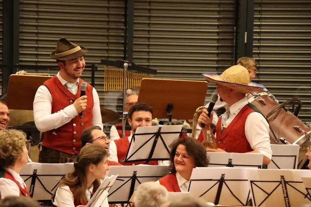 Zum traditionellen und beeindruckenden Frühjahrskonzert mit heiteren Kommentaren lud die Musikkapelle Anif in den vollen Gemeindesaal.