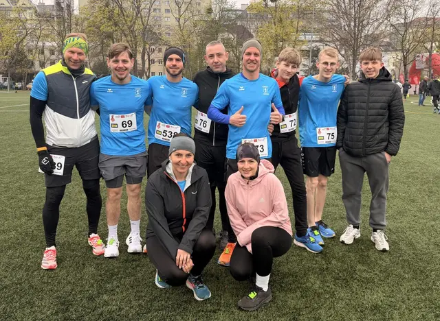 25 Feuerwehrkameraden schnürten die Laufschuhe