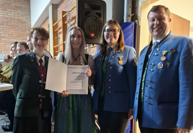 Sabrina Kalab wurde mit dem Marketenderinnen-Abzeichen ausgezeichnet. | Foto: Privat