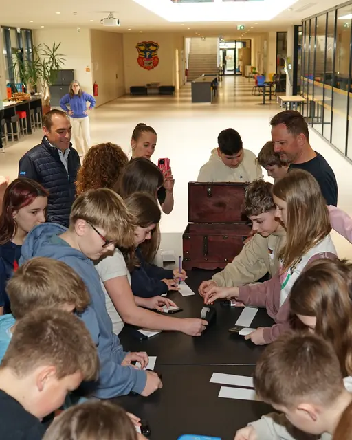 Die Smartphones der 43 Schüler wurden gemeinsam ausgeschaltet, beschriftet und in einer Truhe sicher verwahrt.  | Foto:  Marktgemeinde Frankenburg