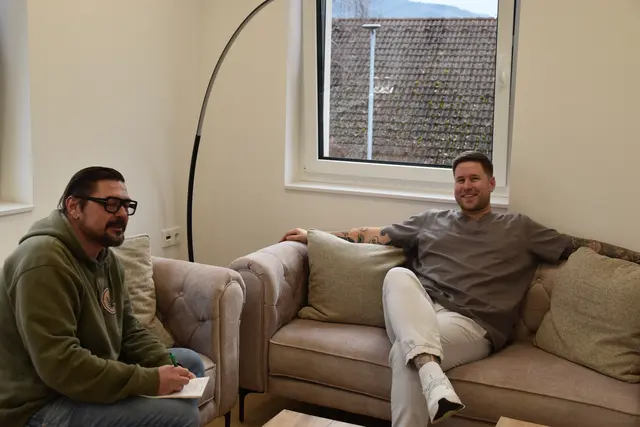 Arzt Lukas Crepaz (r.) gibt Redaktiosleiter Roland Mayr als Betreiber der Zahngesundheit Oberndorf Auskunft zum Thema Zahnmedizin. | Foto: Leni Fischer/Zahngesundheit Oberndorf