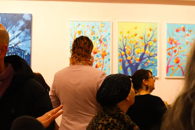 Mit der Vernissage von „It smells like spring“ des zeitgenössischen Malers Krassimir Kolev startete die Galerie Toplev im Salzburger Kaiviertel in den Frühling und präsentiert sich aktuell als ein Ort lebendiger künstlerischer Begegnung in Salzburg.  | Foto: Galerie Toplev