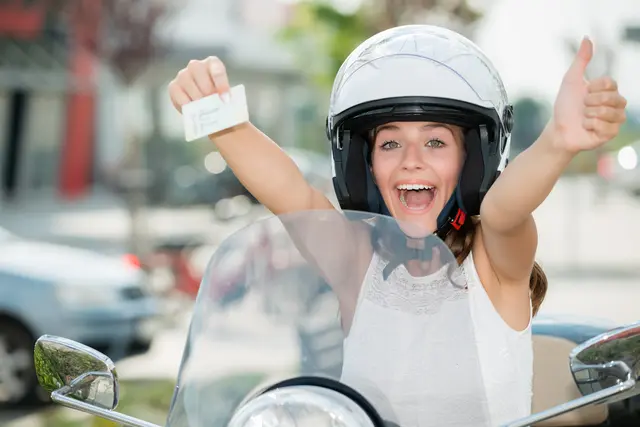 Mit 15 holst du dir den Mopedführerschein – MeinBezirk hat den passenden Roller dazu.  | Foto: stock.adobe.com-Avatar_023