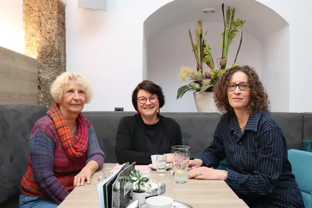 GR Angelika Sachers (1. v. l.), Vizebürgermeisterin Julia Schmied (Mitte) und GR Manuela Pfohl (3. v. l.) fordern eine Sanierungs-Offensive der städtischen Kindergärten. | Foto: Kendlbacher