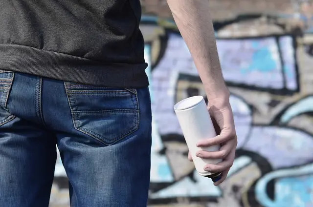 Unbekannte Täter beschmieren Verkehrsschilder, Hinwesie erbeten