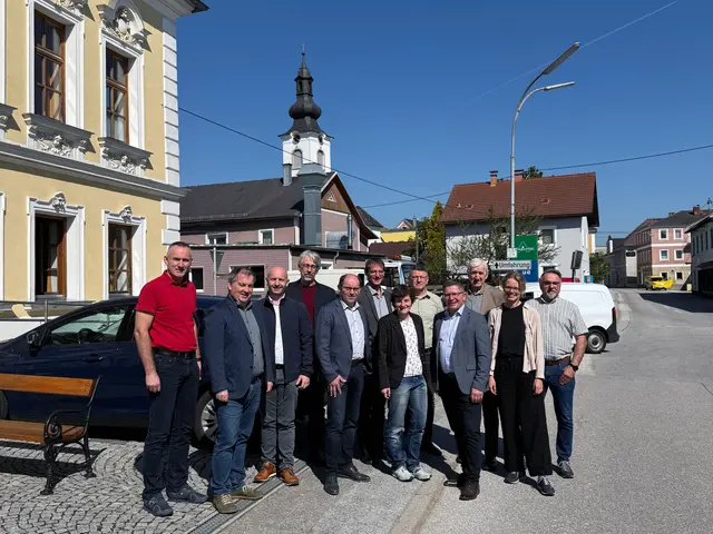 Günter Peherstorfer (Amtsleiter Lembach), Christoph Artner-Sulzer (Regionalmanagement OÖ),  Daniel Paster (Amtsleiter Niederkappel), Architekt Richard Steger (Architekturfachgeschäft), Bürgermeister Josef  Wögerbaucher (Niederkappel), Johannes Brandl (SPES Zukunftsakademie), Bürgermeisterin Nicole  Leitnmüller (Lembach), Thomas Neundlinger (Amtsleiter Hofkirchen), Bürgermeister Martin Mairhofer (Hofkirchen), Herbert Ortner (Lembach), Architektin Maria Hamann (SPES Zukunftsakademie) und Vizebürgermeister Reinhard Richtsfeld (Lembach). | Foto: Gemeinde Lembach