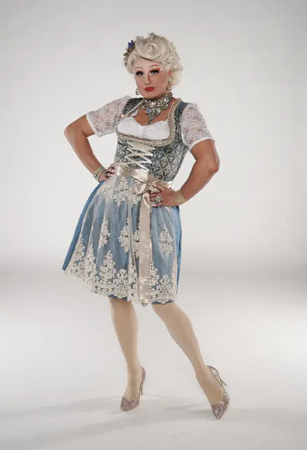 Dragqueen Gigi La Pajette im funkelnden Dirndlkleid. | Foto: Elfriede Pöttgen