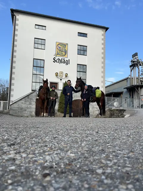 Ein Halt bei der Stiftsbrauerei Schlägl durfte nicht fehlen. Links Elke Satzinger mit Pferd "Fanni" und rechts Susanne Pfleger mit Pferd "Rosi". | Foto: Pfleger/Satzinger