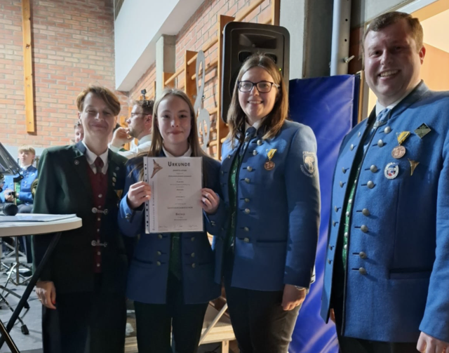 Melanie Tiller, Juliane Hofbauer, und Thomas Herzan übergeben die Auszeichnungen. | Foto: Privat