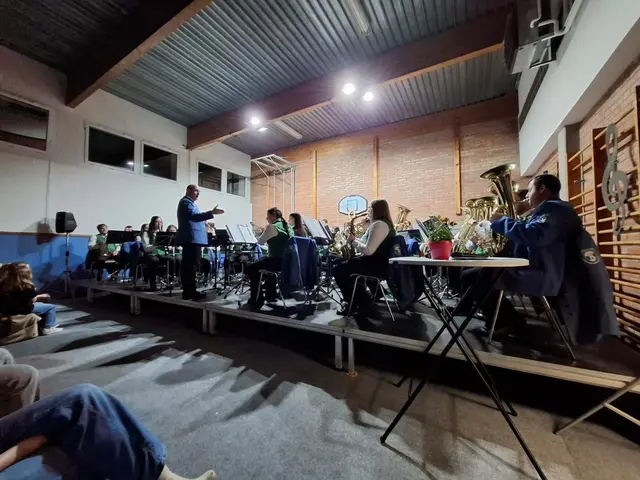 Die Jugendmusikkapelle Pernegg verzauberte im Turnsaal der Volksschule mit einer musikalischen Reise durch die Bergwelt. | Foto: Privat