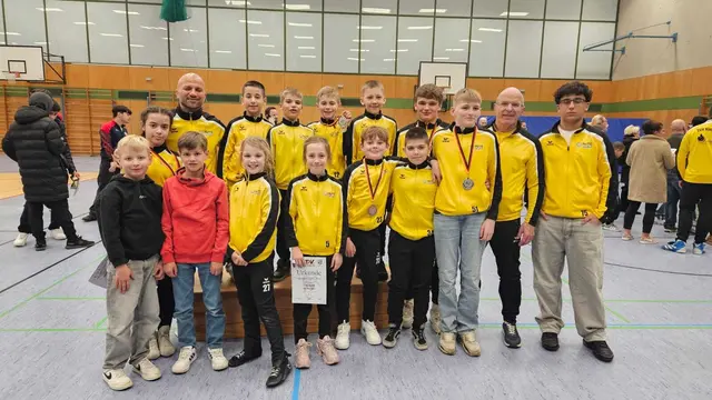 17 Nachwuchsringerinnen und -ringer aus Vigaun stellten sich der internationalen Konkurrenz in Aichach und überzeugten mit starken Leistungen. | Foto: Elisabeth Wallmann/ URV Bad Vigaun