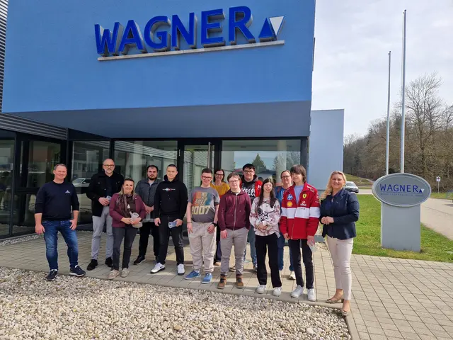 Betriebsleiter Martin Baumgartinger, Jugendliche aus der Beruflichen Qualifizierung der Miteinander GmbH, dem ZIB AusbildungsFit Salzkammergut sowie junge Menschen der Jugendarbeitsassistenz (Volkshilfe Arbeitswelt GmbH), Sigrid Schuster, Leiterin WKO Gmunden. | Foto: WKO Gmunden