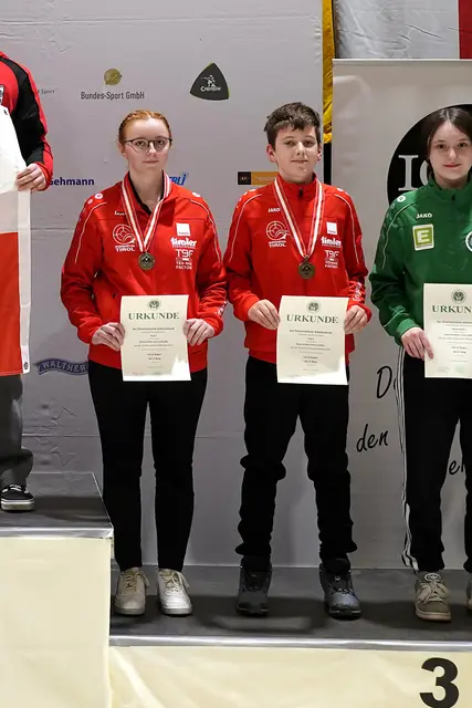 Die Tiroler Luftpistolen-Jungschützenmannschaft gewann Bronze - mit dabei Marion Weber und Andreas Bacher aus Oetz (v.l.) | Foto: Christian Kramer