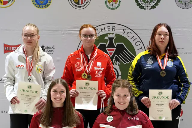Marion Weber (Bildmitte) eroberte mit der Luftpistole Gold in der Jungschützinnenklasse | Foto: Christian Kramer