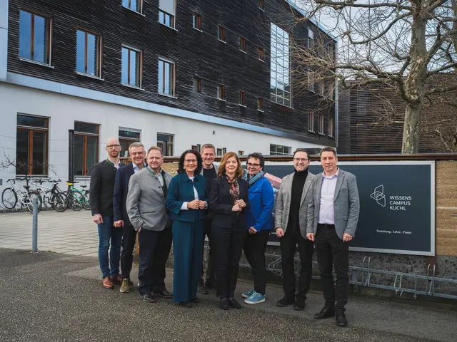 vlnr.: DI Martin Winkler (GF proHolz Salzburg), Josef Eßl (Direktor Holztechnikum Kuchl), Ök.-Rat Rudolf Rosenstatter (Obmann proHolz Salzburg), Landesrätin Mag. Daniela Gutschi, Bürgermeister Dr. Thomas Freylinger (Marktgemeinde Kuchl), Mag. Waltraud Langer (Landesdirektorin ORF Salzburg), Mag. Barbara Eckereder (Präsidentin EBS), FH-Prof. Priv.-Doz. DI (FH) Dr. Alexander Petuttschnig (Departmentleiter &amp; Studiengangsleiter Holztechnologie &amp; Holzbau), Christian Pilz (Direktor LBS Kuchl) | Foto: Christoph Kobald