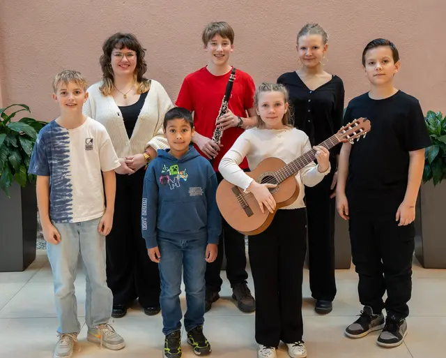Von links, erste Reihe: Valentin Straßl (Schlagwerk, Klasse Probst), Alexander Kreuzer (Klavier, Klasse Raab), Leona Ramerstorfer (Gitarre, Klasse Leibl), Theodor Strassl (Schlagwerk, Klasse Probst)

Zweite Reihe: Juliane Humer (Gesang, Klasse Ramerstorfer), Elia Samhaber (Klarinette, Klasse Auzinger), Rosina Ramerstorfer (Gesang, Klasse J. Ramerstorfer) nicht am Foto: Rahel Güttler, Katja Pühretmair, Verena Panholzer (alle Klarinetten-Ensemble, Klasse Auzinger) | Foto: Musikschule Peuerbach/ Christoph Mühlböck
