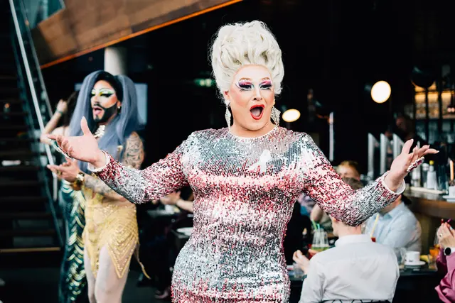 Glitzernd und Glamourös: Dragqueen Gigi La Pajette bei ihrem Auftritt. | Foto: Georg Kritsch
