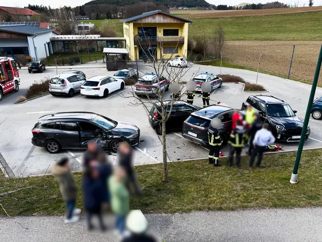 Pkw kracht in mehrere Autos am Kindergarten-Parkplatz