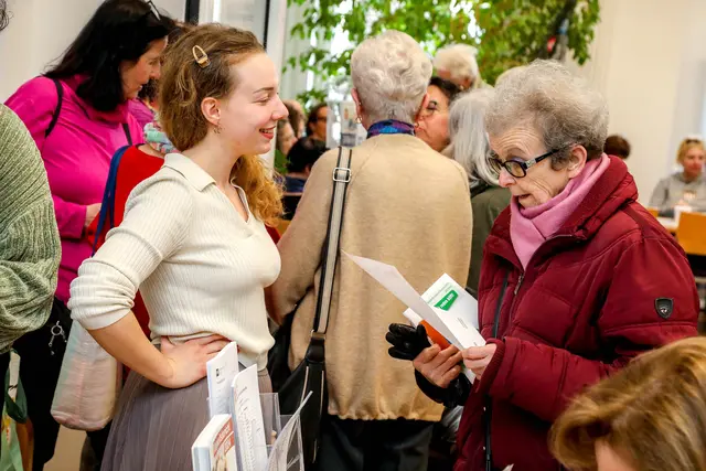 Neben den Vorträgen bietet eine Informationsmesse Einblicke in Angebote aus den Bereichen Gesundheit, Bewegung, Pflege und Beratung.  | Foto: BV7