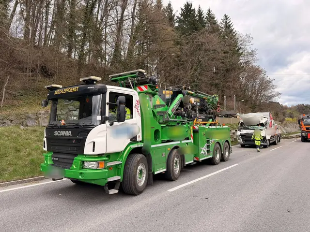 Ein Abschleppunternehmen musste die Lkw bergen. | Foto: FF Krems