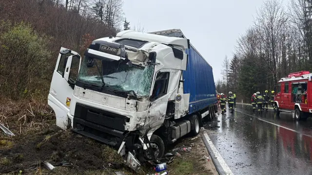 Frontalcrash zweier LKW, Bundesstraße war stundenlang gesperrt