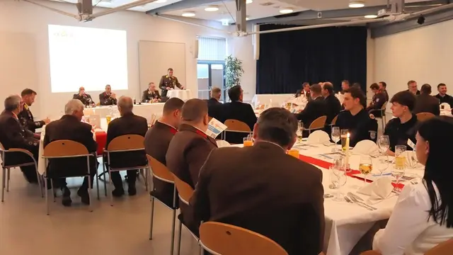 Vor zahlreichen Ehrengästen aus Politik, dem Bereichsfeuerwehrverband und der Geschäftsführung der Voestalpine Stahl Donawitz legte Kommandant Gregor Reissner den Leistungsbericht ab. | Foto: BFV Leoben/Hubert Demmerer