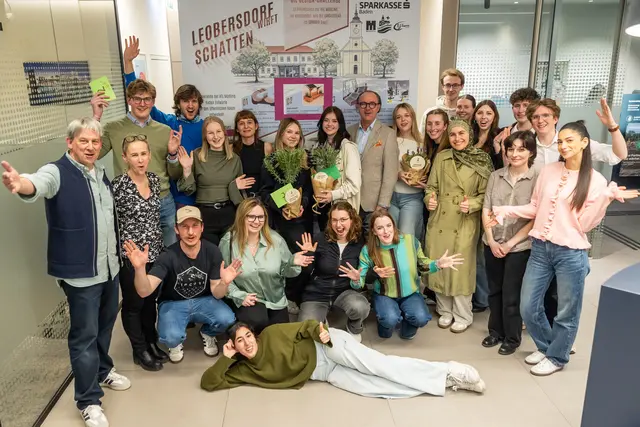 Freude bei SchülerInnen der HTL Moedling - Für die ganze Klasse gabs als Dank auch einen Beitrag für die Klassenkasse. | Foto: Husar