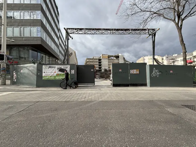 "Sesam, öffne dich": Magst du wissen, wie es hinter dem Bauzaun ausschaut? Siehe nächstes Foto! | Foto: Mathias Kautzky/MeinBezirk