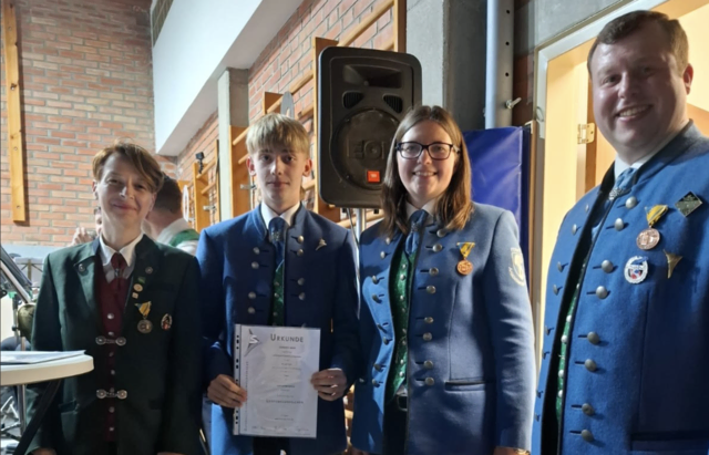 Melanie Tiller, Juliane Hofbauer, und Thomas Herzan übergeben die Auszeichnungen. | Foto: Privat