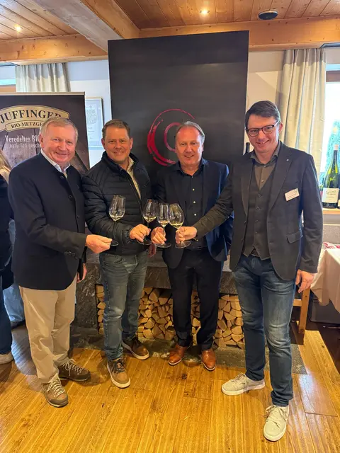 Franz Hirtzberger (Weingut Franz, Hirtzberger), Wolfgang Knabl (BGM Söll), Sepp Greil (Hotel Das Greil, Söll), Markus Lehmann-Füruter (GF Neurauter Frisch), freuen sich über ein gelungenes und gut besuchtes Fest. ( v.l. ) | Foto: Gina Crepaz 