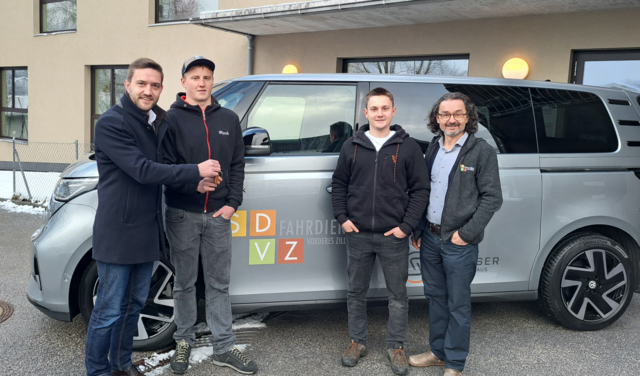 Obmann Bgm. Dominik Mainusch bei der Übergabe des Autos für den SDVZ-Fahrdienst
Foto: Obmann Bgm. Dominik Mainusch, Zivildiener Simon Heim und David Wildauer, Franz Scheiterer, Leiter der SDVZ (v. l. n. r.) | Foto: SDVZ
