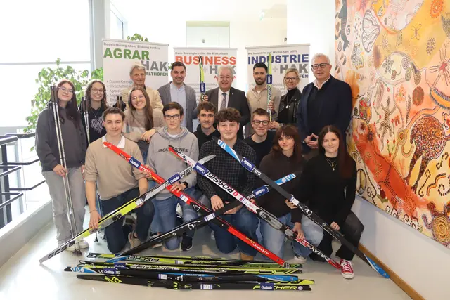 Direktor Scherzer mit Bürgermeister Walter Zemrosser und Stadtrat Philipp Strutz bei der Übergabe mit Lehrern und Schülern
 | Foto: Stadtgemeinde Althofen