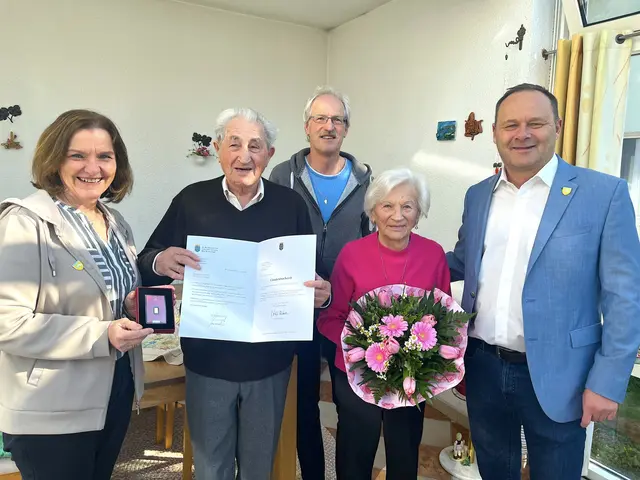 Rosa und Franz Gall feierten die „Gnadenhochzeit” Es gratulierten Stadträtin Eva Lotz, Bürgermeister Thomas Ram sowie Sohn Wolfgang. | Foto: Stadtgemeinde Fischamend